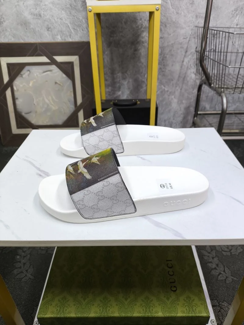 Minimalist Gucci Slippers 25266