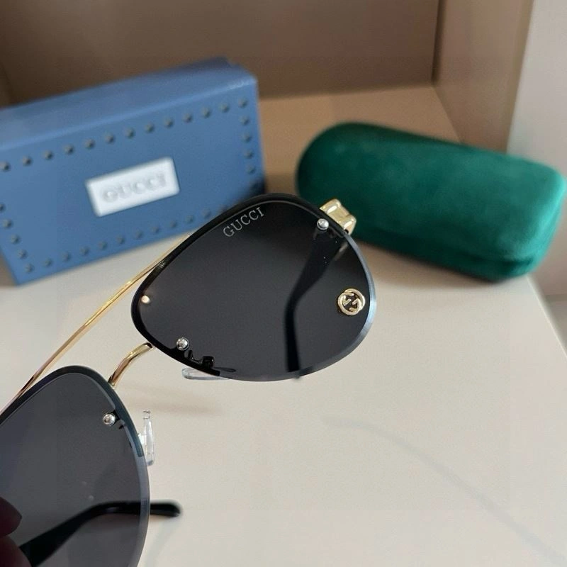 Snug Gucci Sunglasses 279738