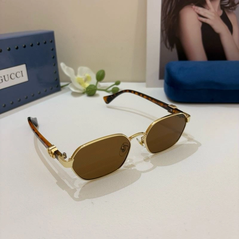 Trendsetting Gucci Sunglasses 279646
