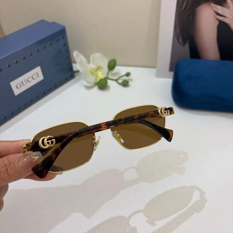 Trendsetting Gucci Sunglasses 279646