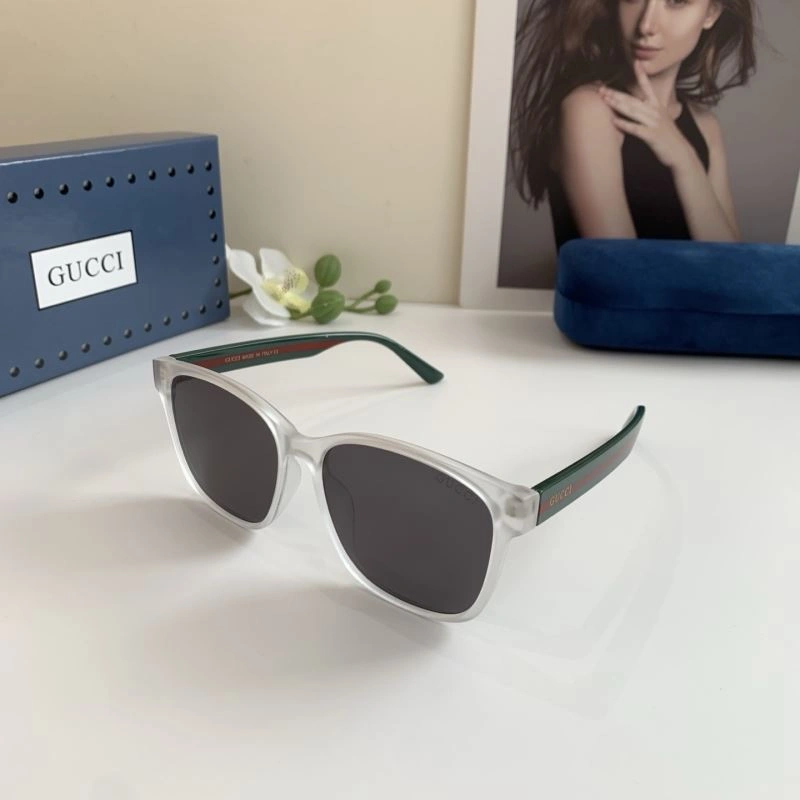 Gucci Sunglasses Sporty 279645
