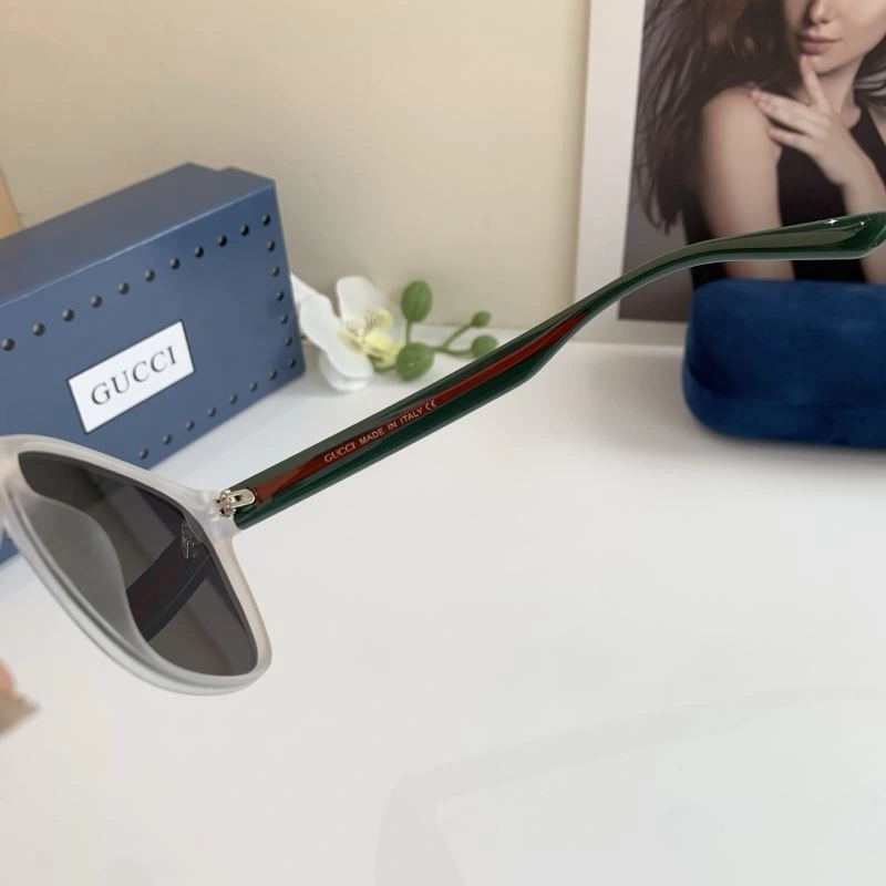 Gucci Sunglasses Sporty 279645