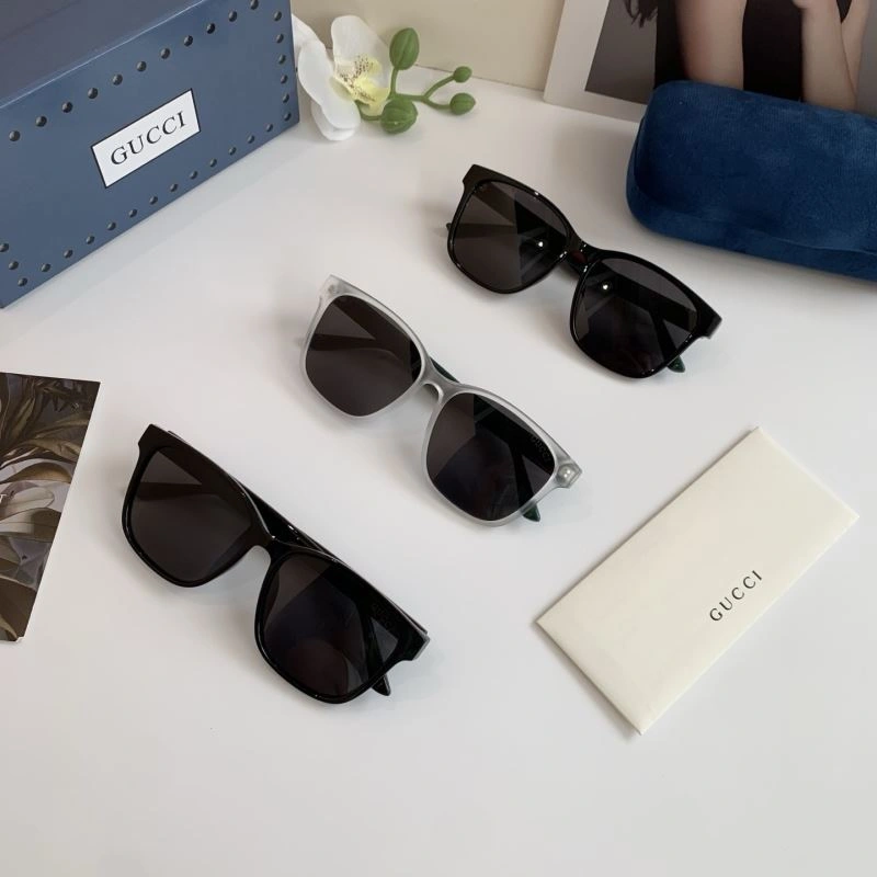 Gucci Sunglasses Sporty 279645