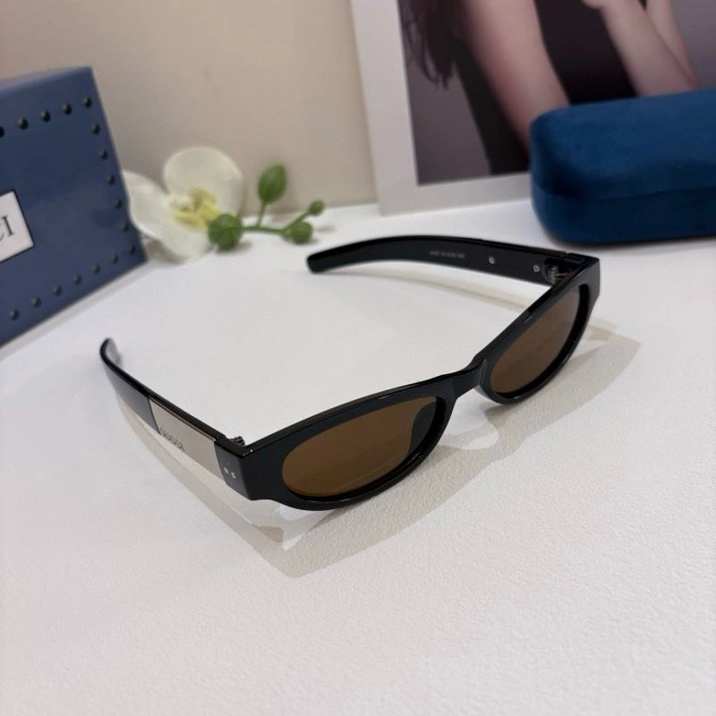 Gucci Sunglasses Elegant 279556