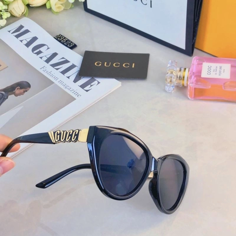 Versatile Gucci Sunglasses 279558