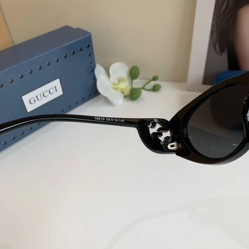 Snug Gucci Sunglasses 279534