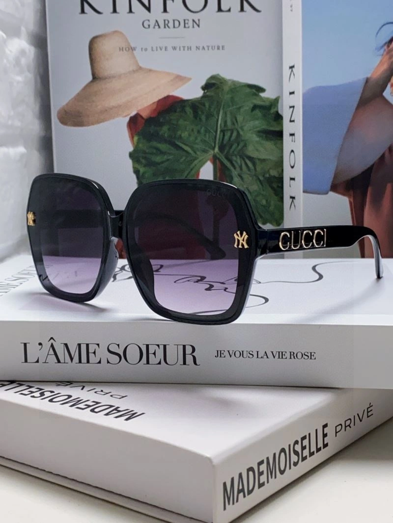 Gucci Sunglasses Elegant 279932