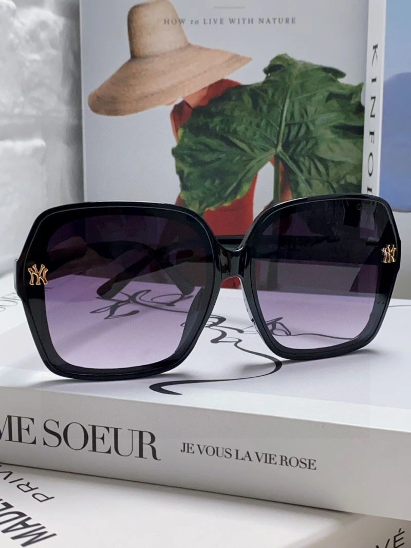 Gucci Sunglasses Elegant 279932