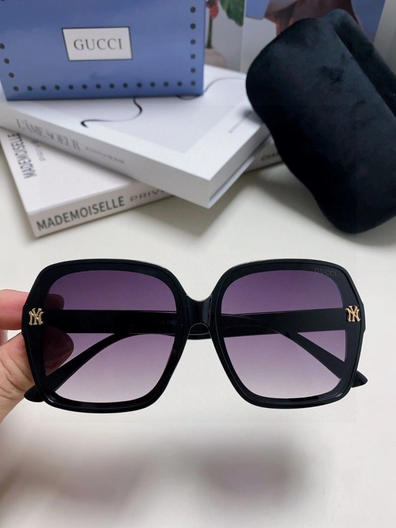 Gucci Sunglasses Elegant 279932