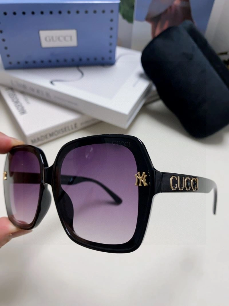 Gucci Sunglasses Elegant 279932