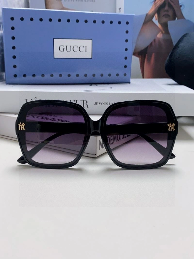 Gucci Sunglasses Elegant 279932