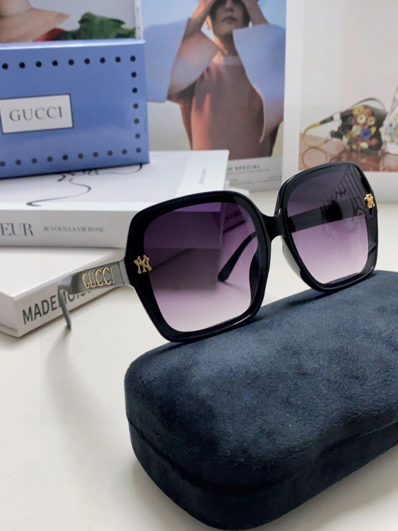 Gucci Sunglasses Elegant 279932