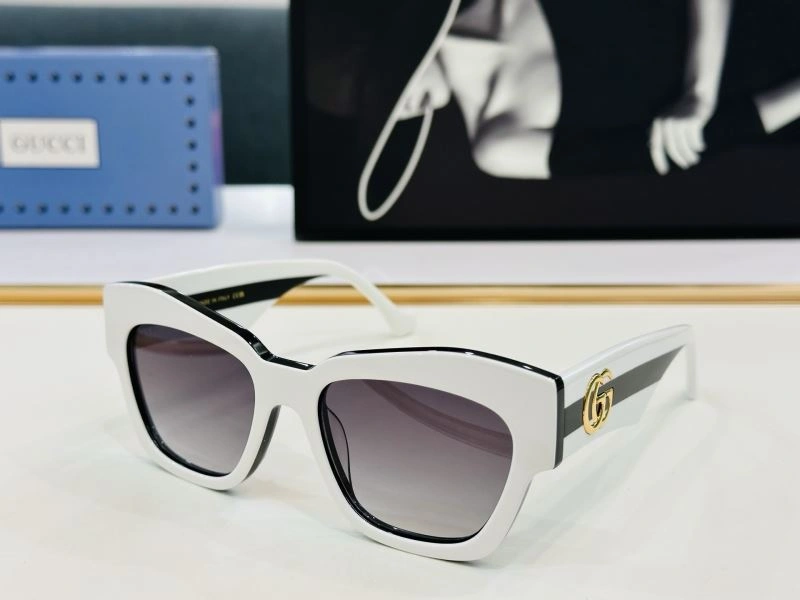 Sporty Gucci Sunglasses 279859
