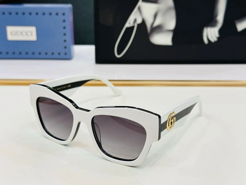 Sporty Gucci Sunglasses 279859