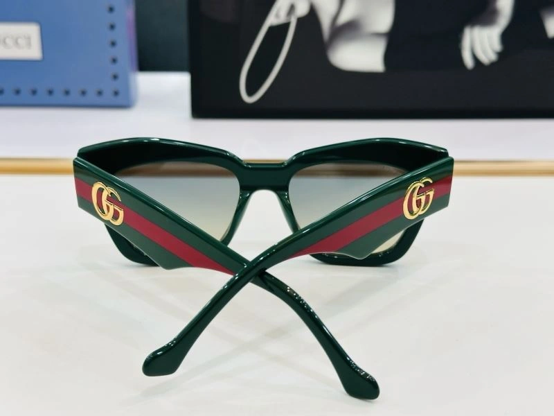 Sporty Gucci Sunglasses 279859
