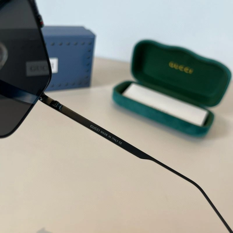 Sporty Gucci Sunglasses 279756