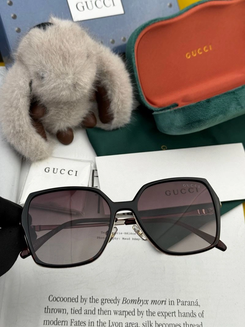 Effortless Gucci Sunglasses 279746