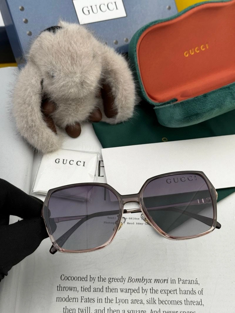 Effortless Gucci Sunglasses 279746