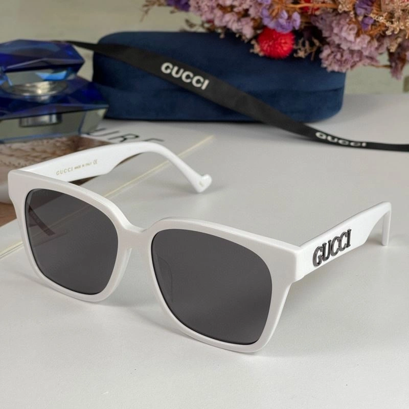 Bold Gucci Sunglasses 280042