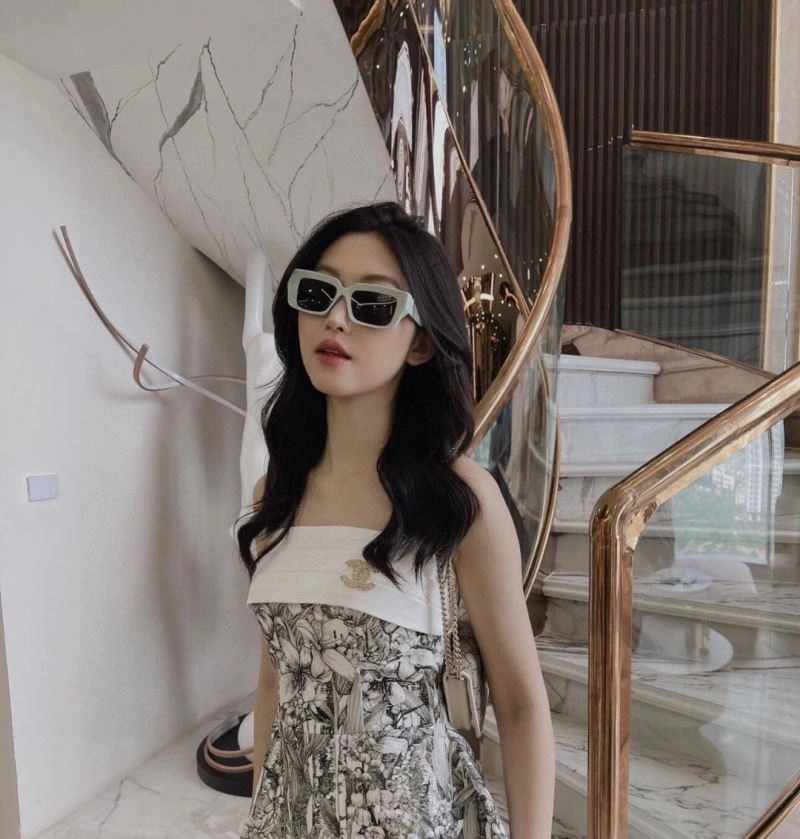 Gucci Sunglasses Versatile 280004