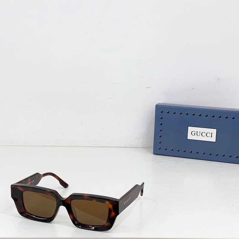 Gucci Sunglasses Versatile 280004