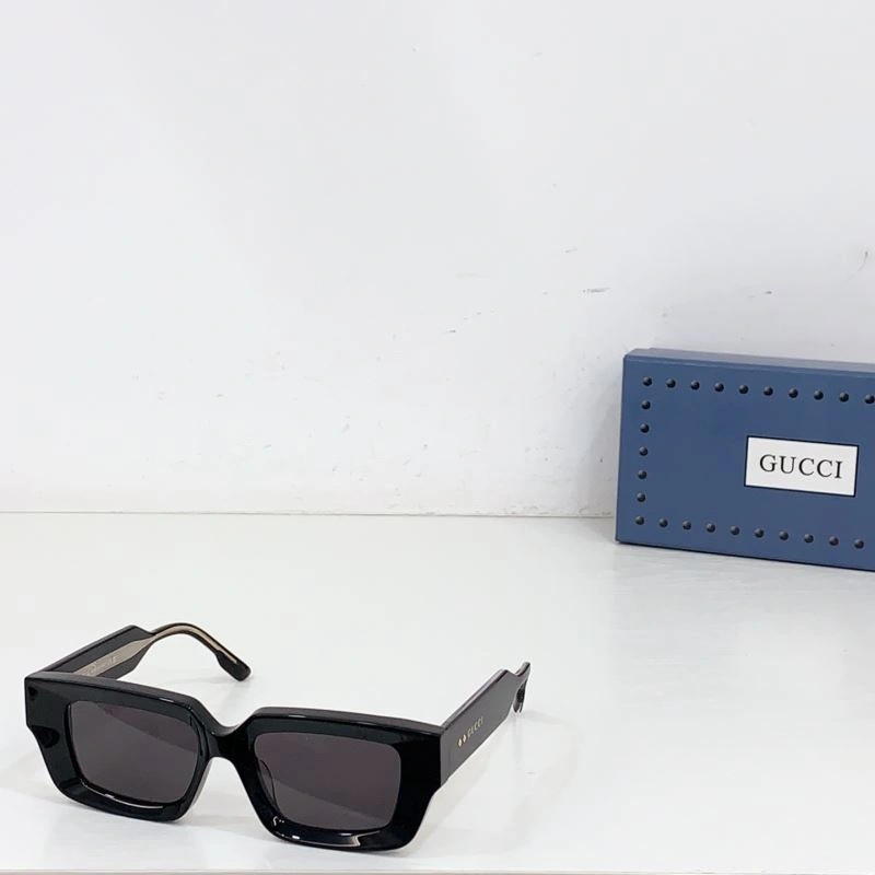 Gucci Sunglasses Versatile 280004