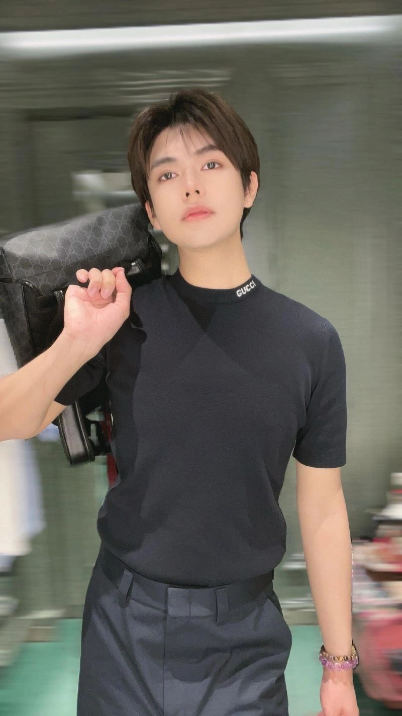 Lightweight Gucci T-Shirts 128200