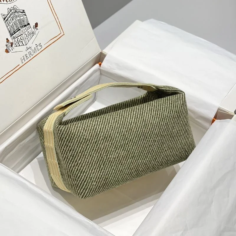 Resilient Hermes Cosmetic Bags 48309