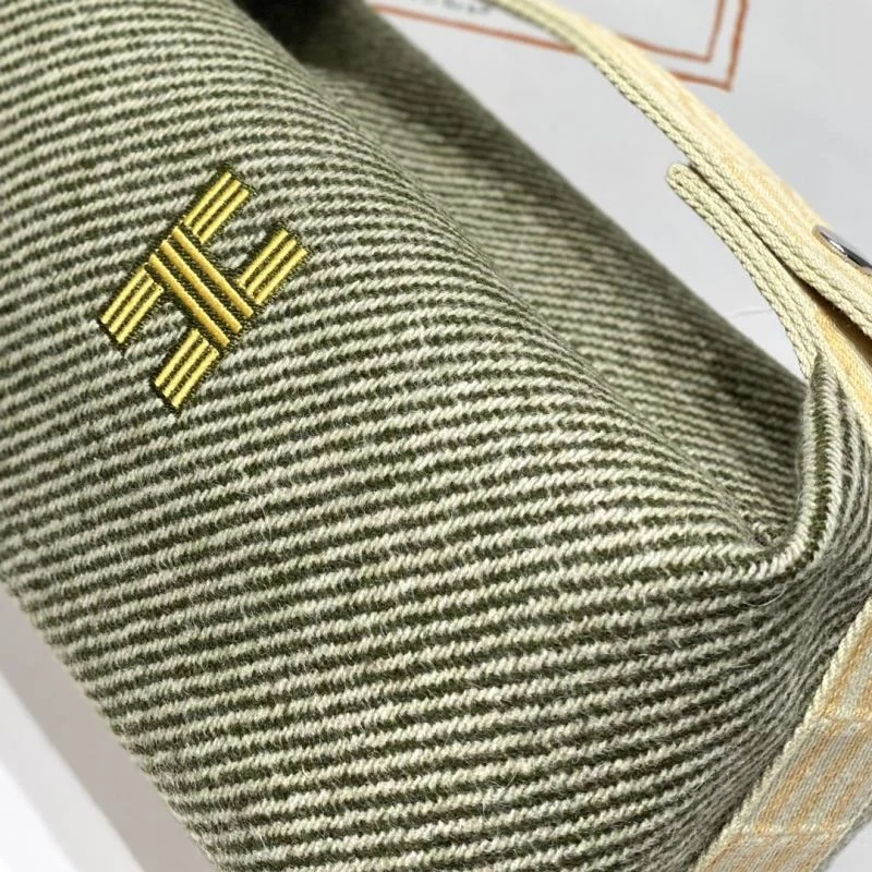 Resilient Hermes Cosmetic Bags 48309