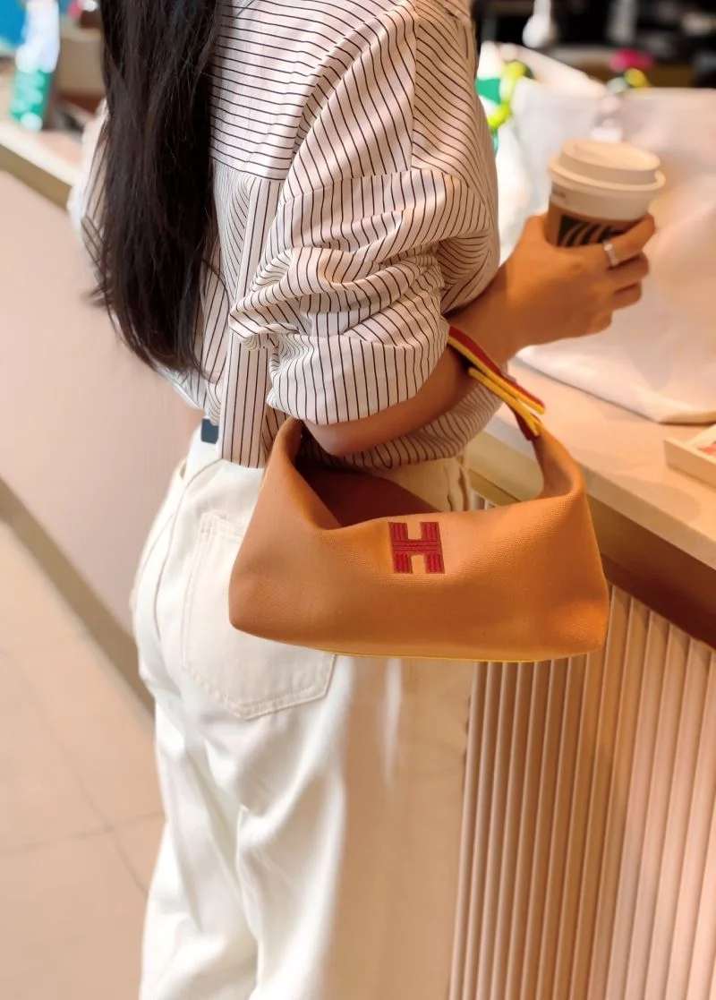 Effortless Hermes Cosmetic Bags 48317