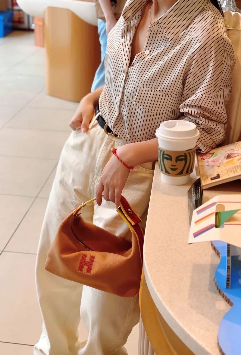 Effortless Hermes Cosmetic Bags 48317
