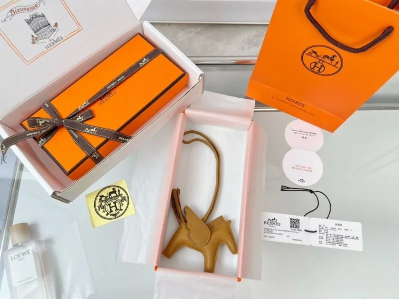 Lightweight Hermes Handmade Pendant 48122