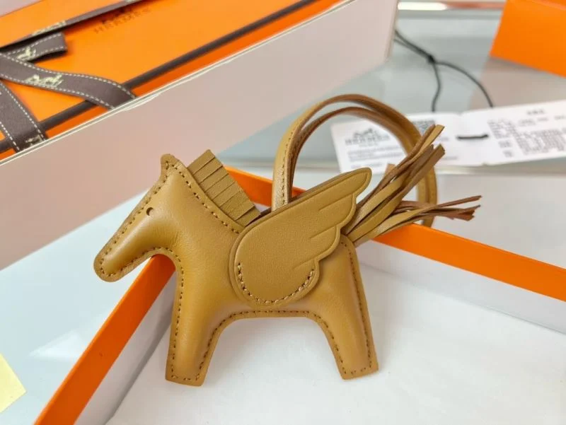 Lightweight Hermes Handmade Pendant 48122