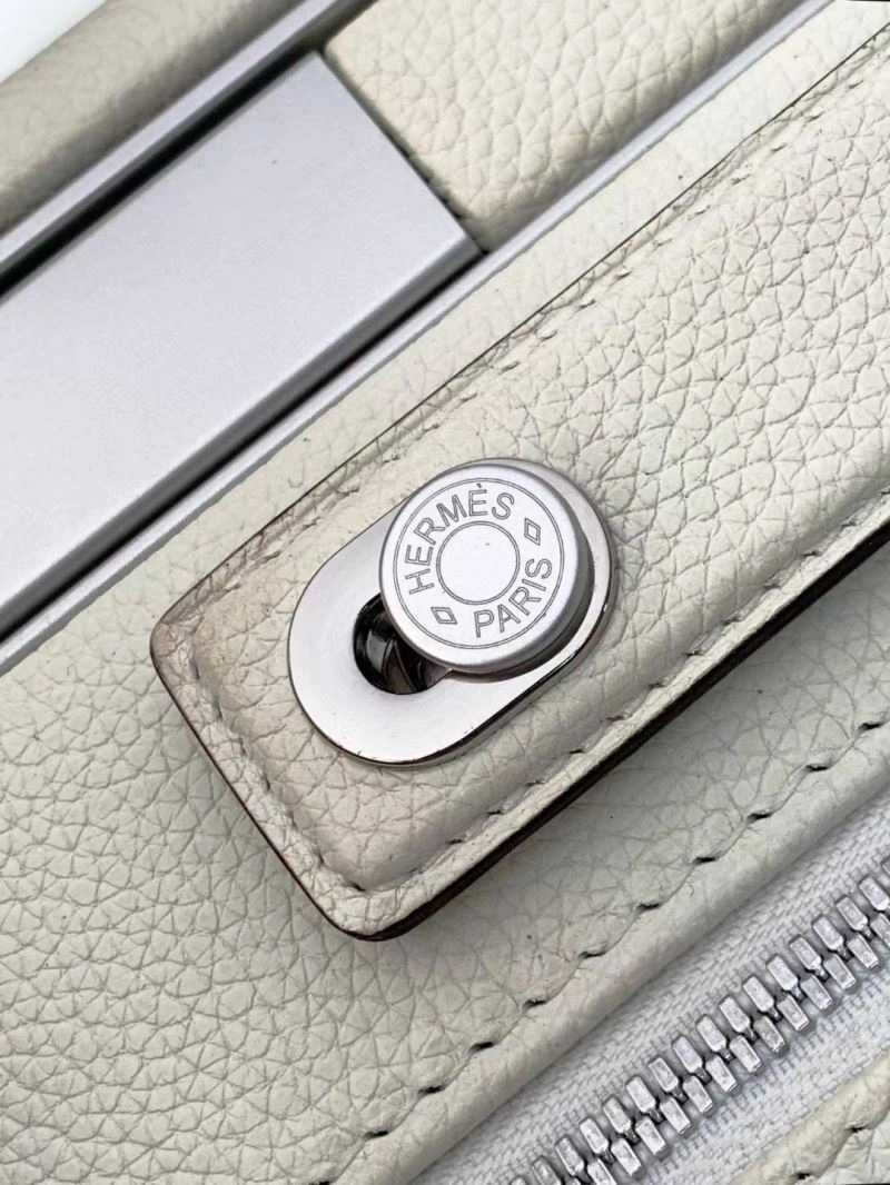 Durable Hermes Suitcase 69306