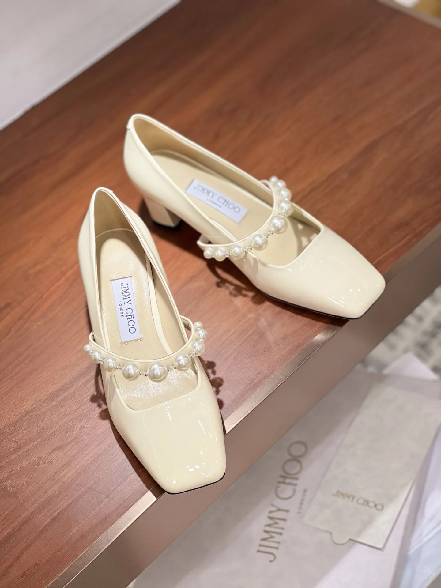 Compact Jimmy Choo Shoes 7924