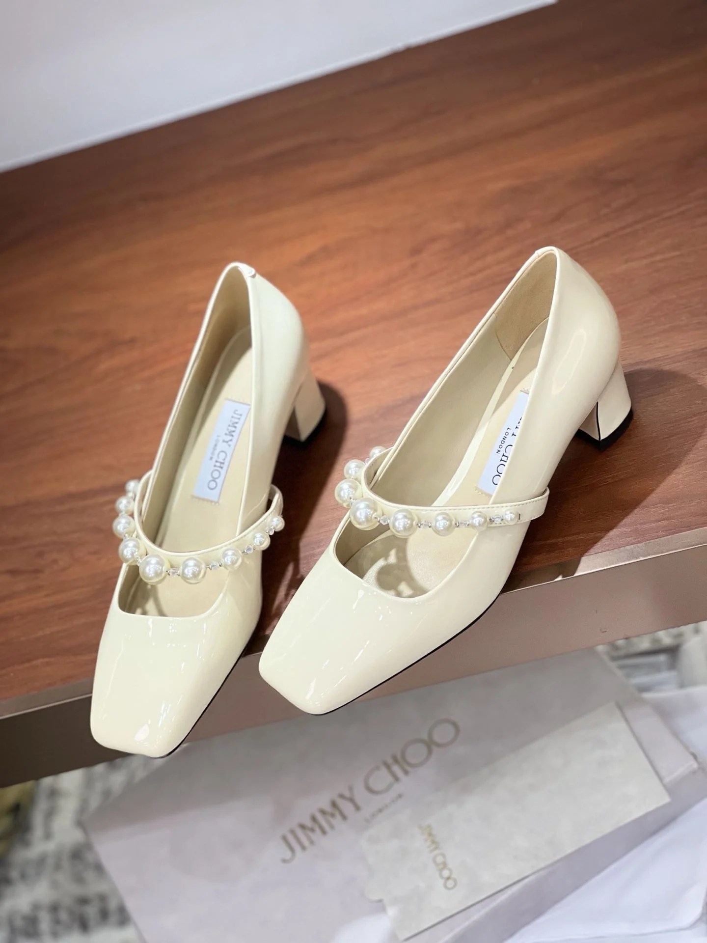 Compact Jimmy Choo Shoes 7924