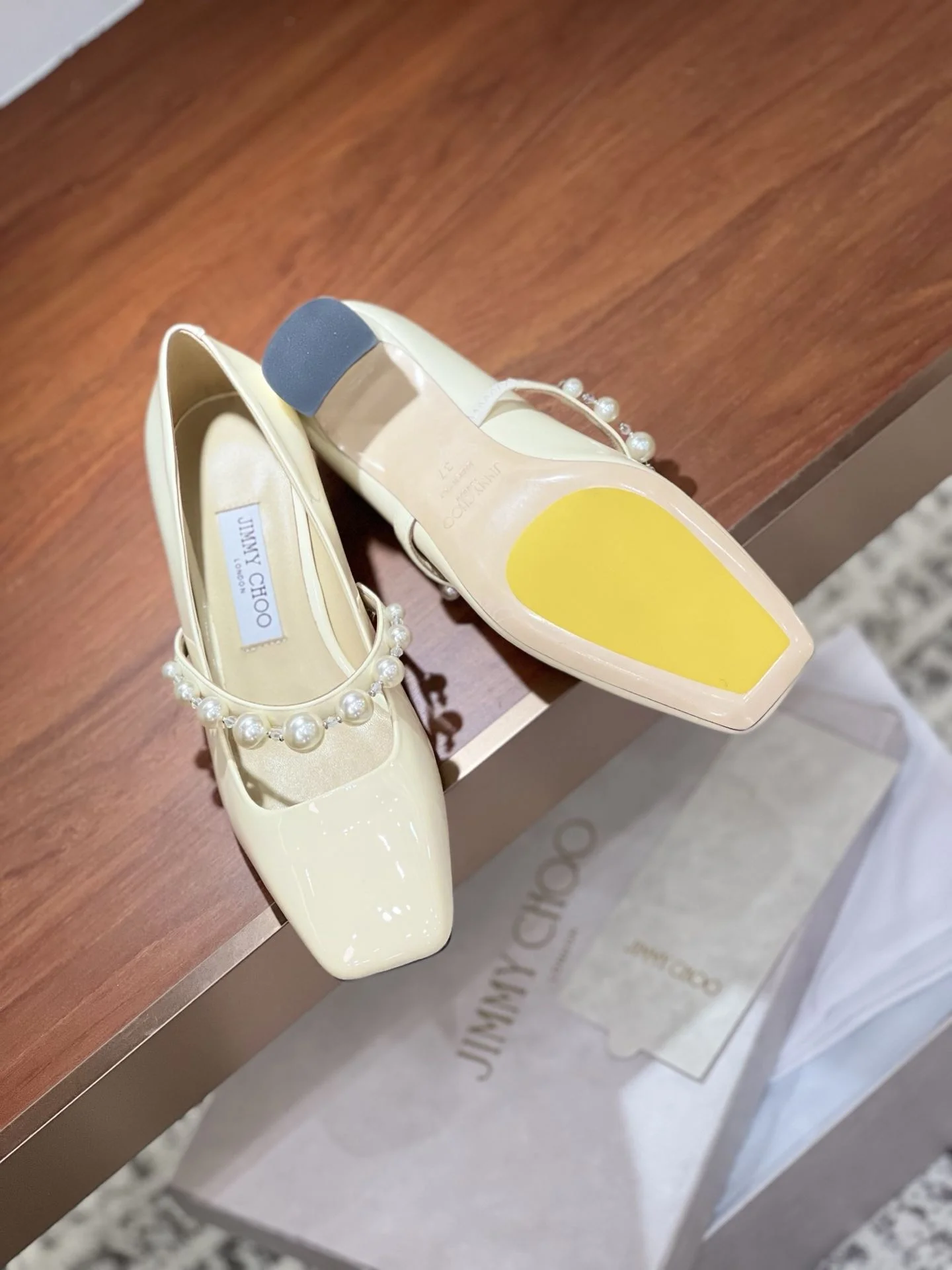 Compact Jimmy Choo Shoes 7924