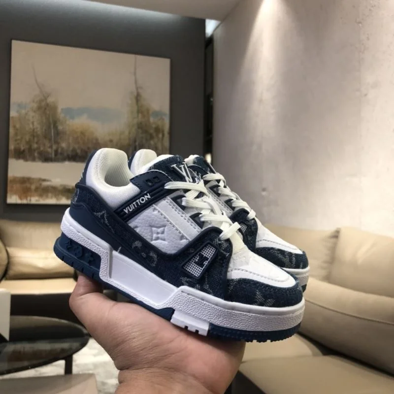 Resilient LOUIS VUITTON SHOES 30159