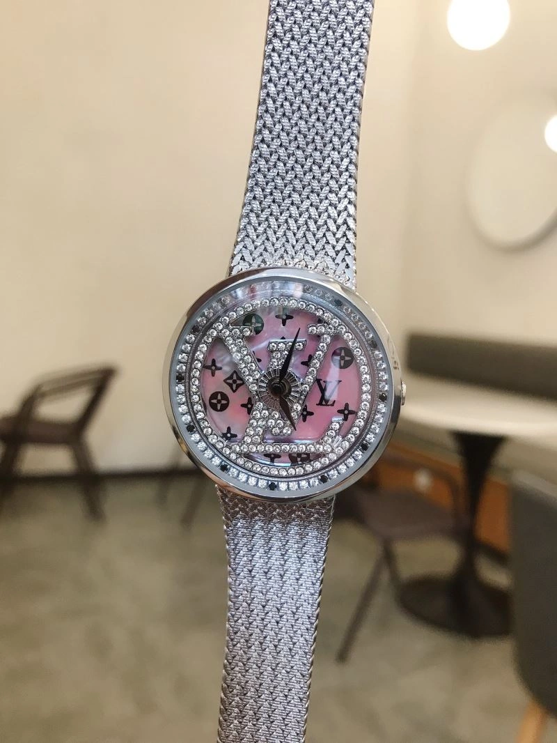UrbanChic LOUIS VUITTON Watches 189880