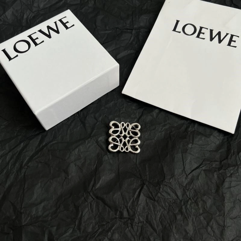 WrinkleFree Loewe Brooches 208658