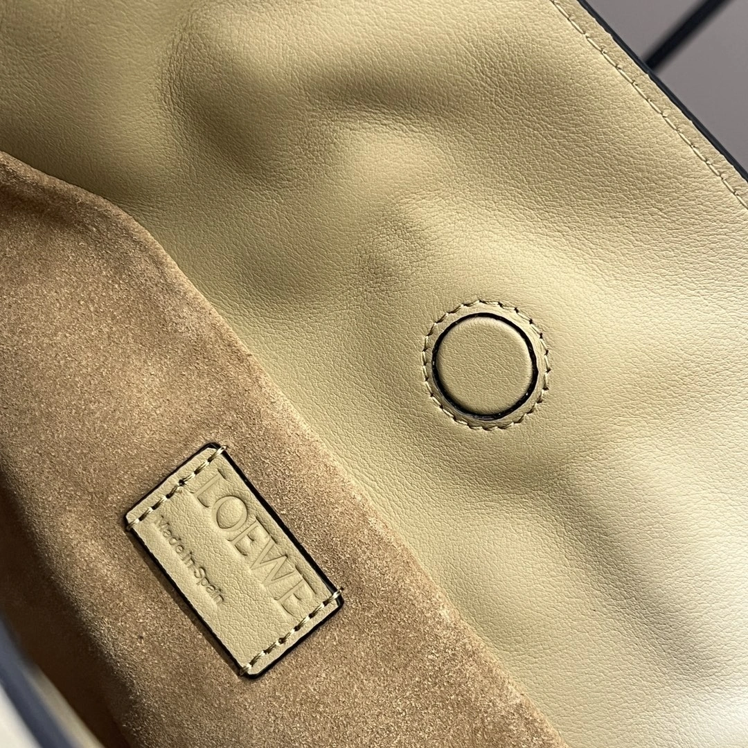 Minimalist Loewe Flamenco Bags 72169
