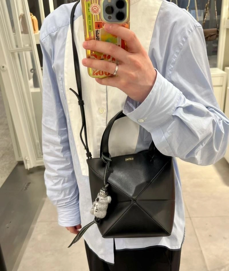 Unisex Loewe Shopping Bags 61398