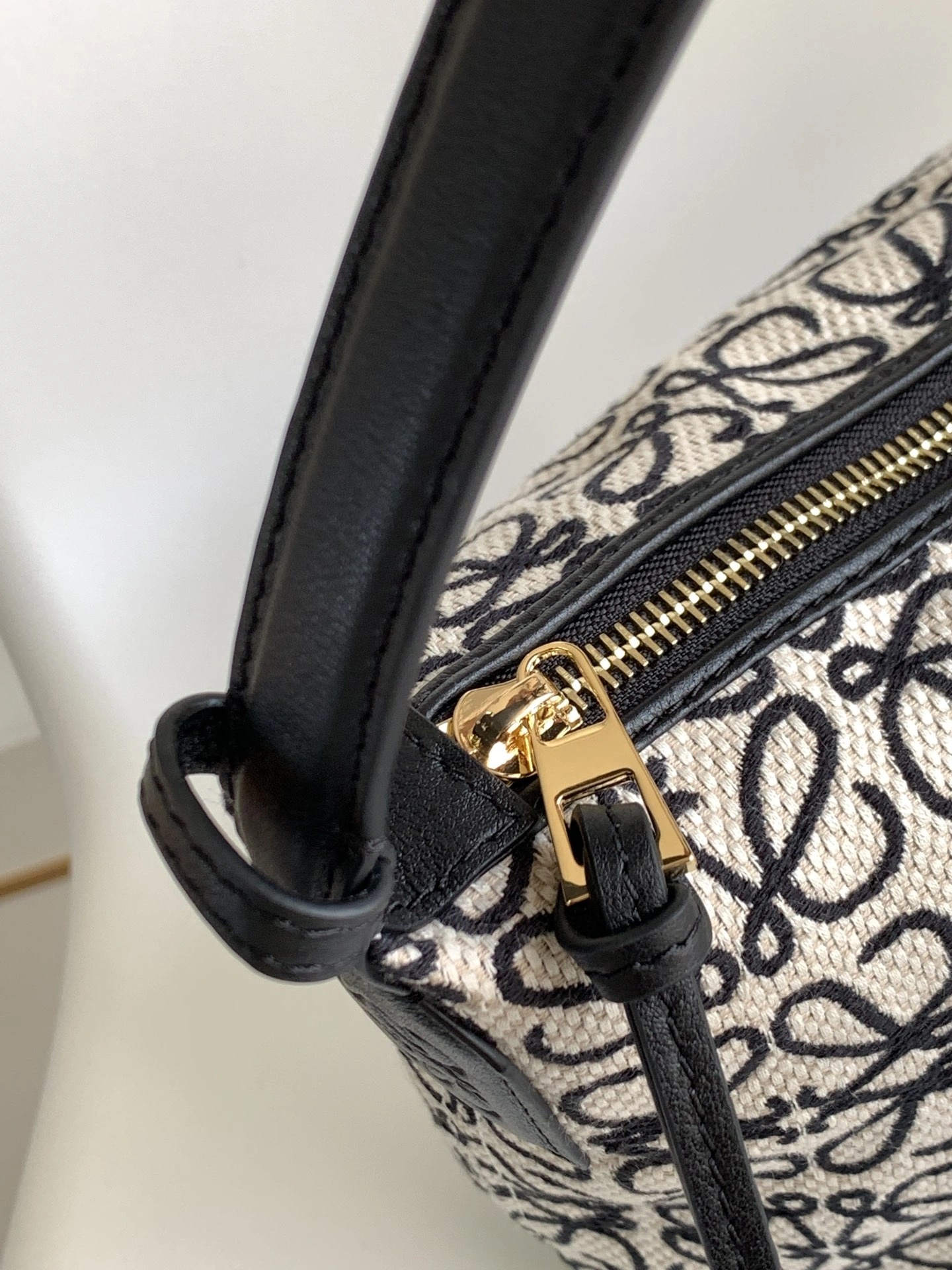 Loewe Top Handle Bags Supportive 67122