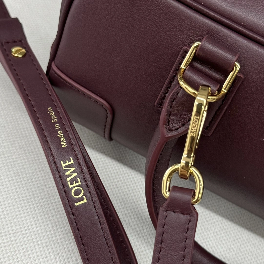 Sustainable Loewe Top Handle Bags 67124