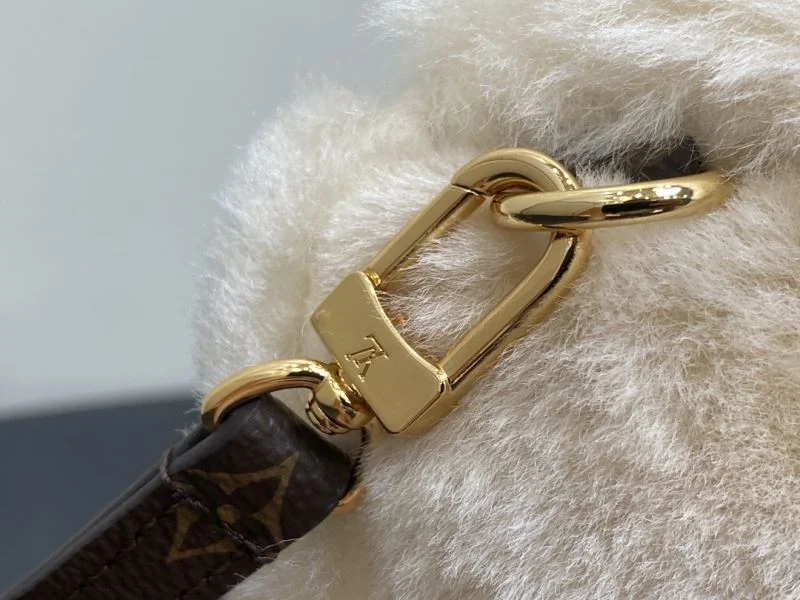 Louis Vuitton Backpacks EasyCare 41523