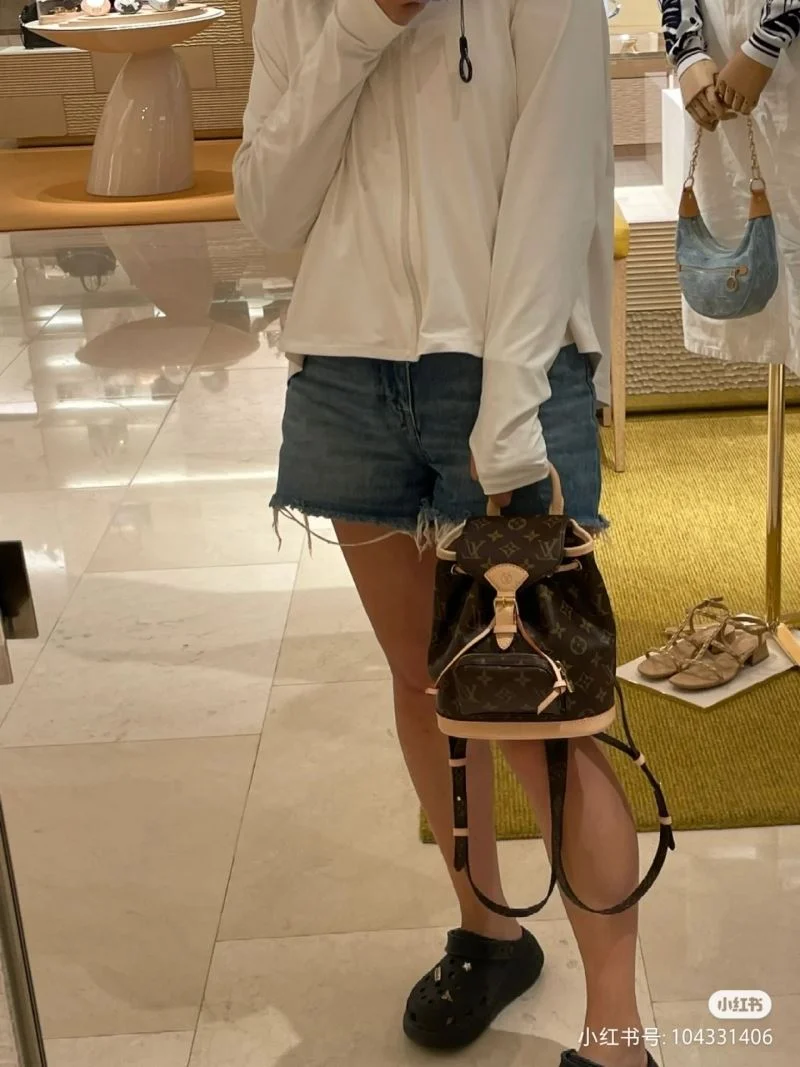 WaterResistant Louis Vuitton Backpacks 40157