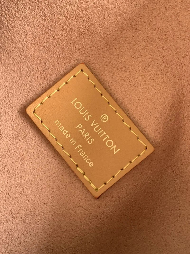 Versatile Louis Vuitton Box Bags 42007