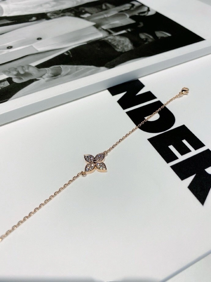 Minimalist Louis Vuitton Bracelets 251441