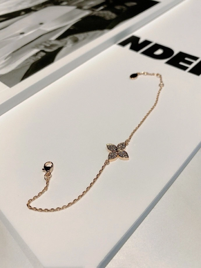 Minimalist Louis Vuitton Bracelets 251441
