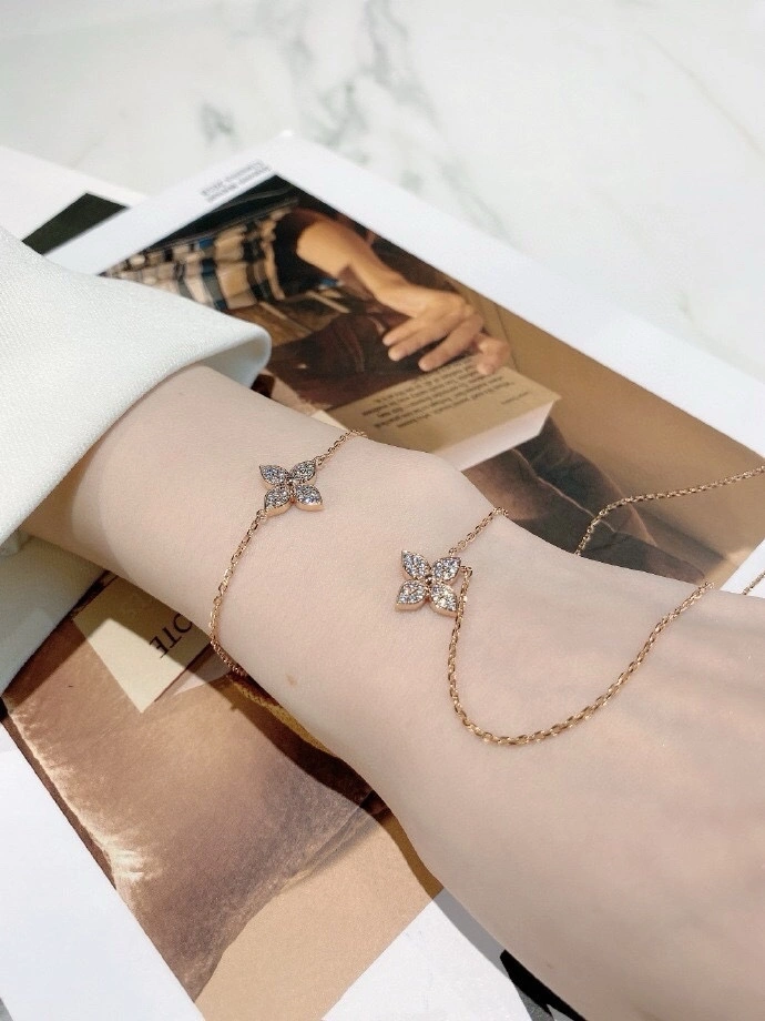 Minimalist Louis Vuitton Bracelets 251441